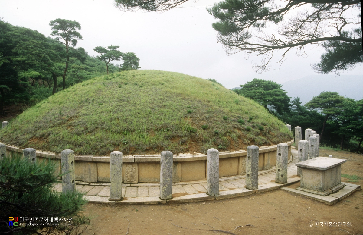 경주 신라 경덕왕릉 정측면