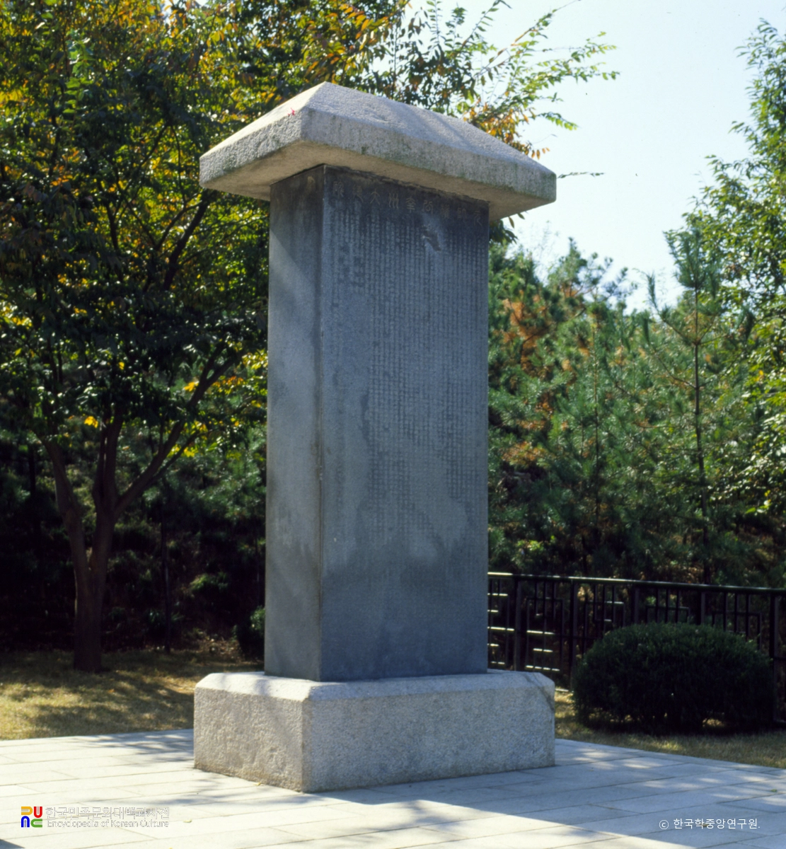 고양 행주산성 전승기념비 정측면