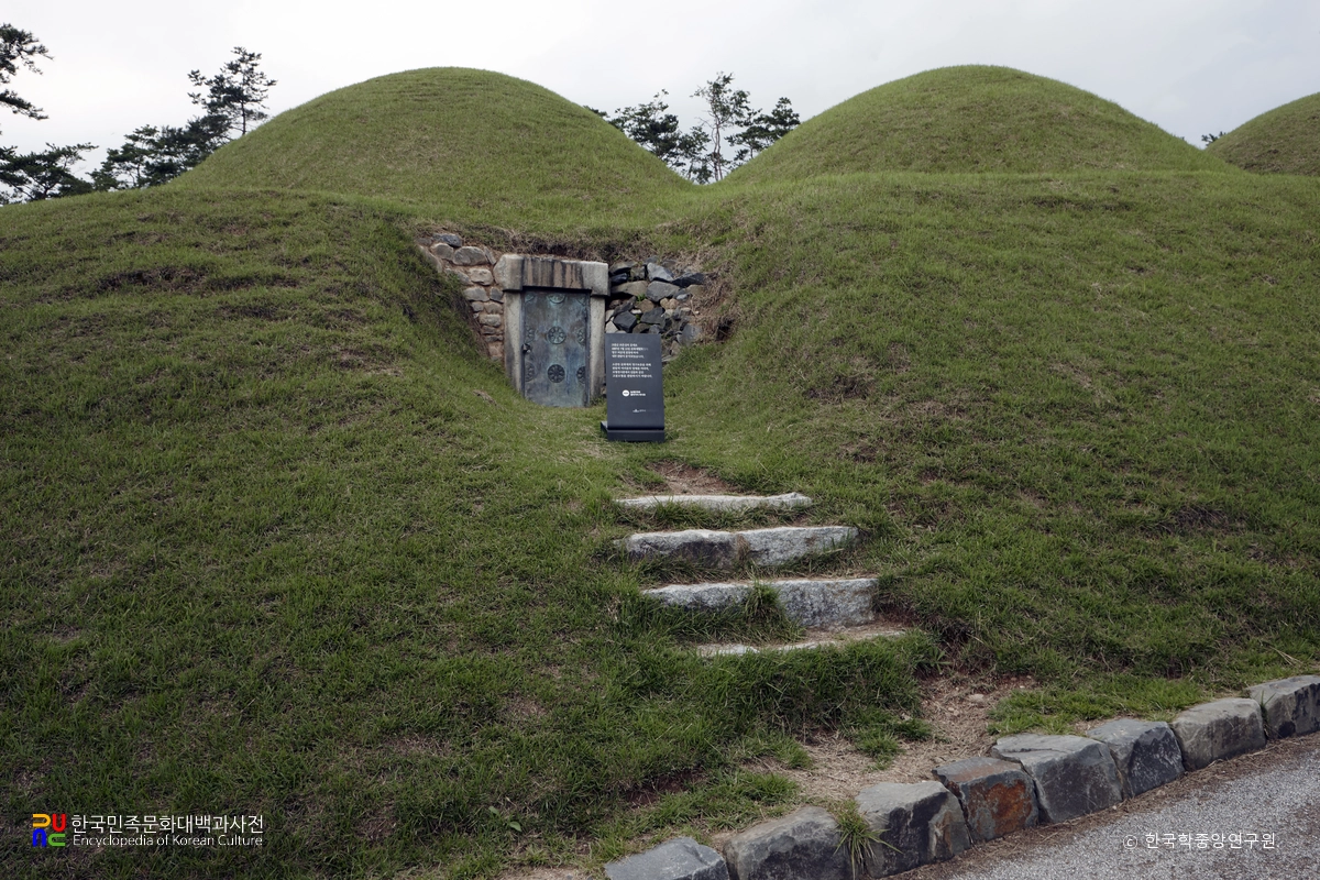 공주 송산리 고분군 중 4호분 우측면
