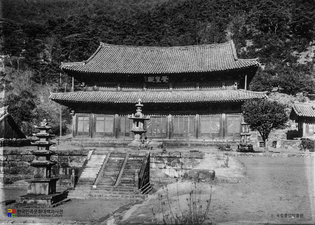 구례 화엄사 각황전과 앞 석등 정측면 및 서오층석탑 동면