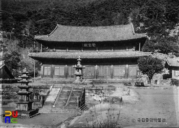 구례 화엄사 각황전과 앞 석등 정측면 및 서오층석탑 동면