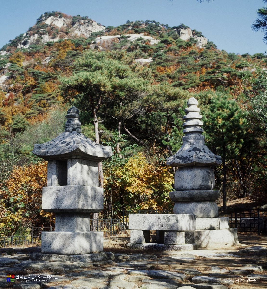 양주 나옹선사 부도 및 석등 정측면