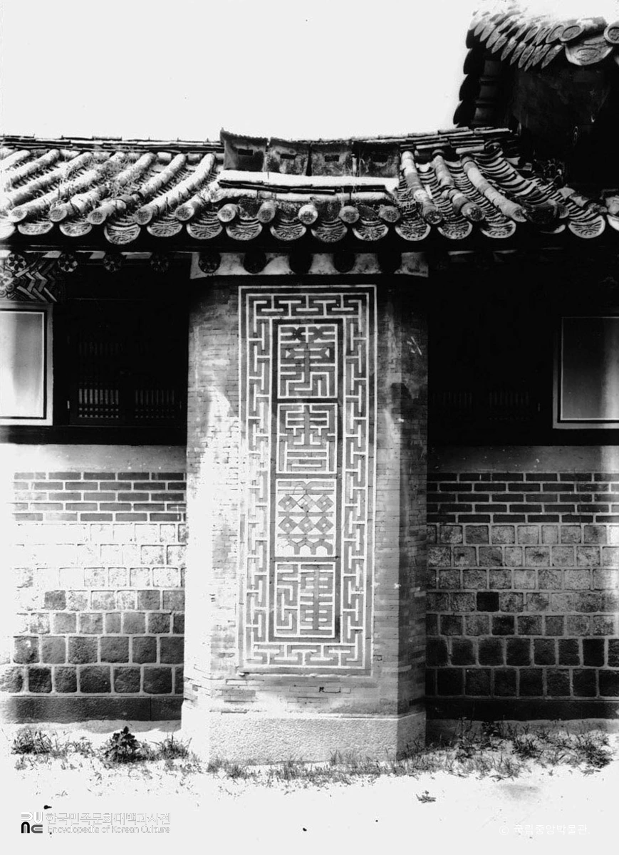 서울 경복궁 중 양의문 서쪽 행각의 굴뚝 정면
