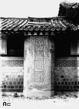 서울 경복궁 중 양의문 서쪽 행각의 굴뚝 정면