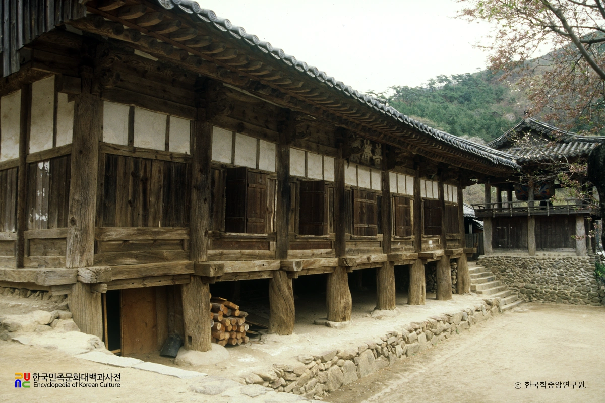 구례 화엄사 보제루 우측면