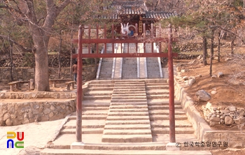 과천향교 중 홍살문과 외삼문 정면