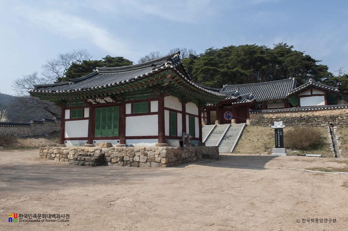 안성 죽산향교 명륜당 정측면