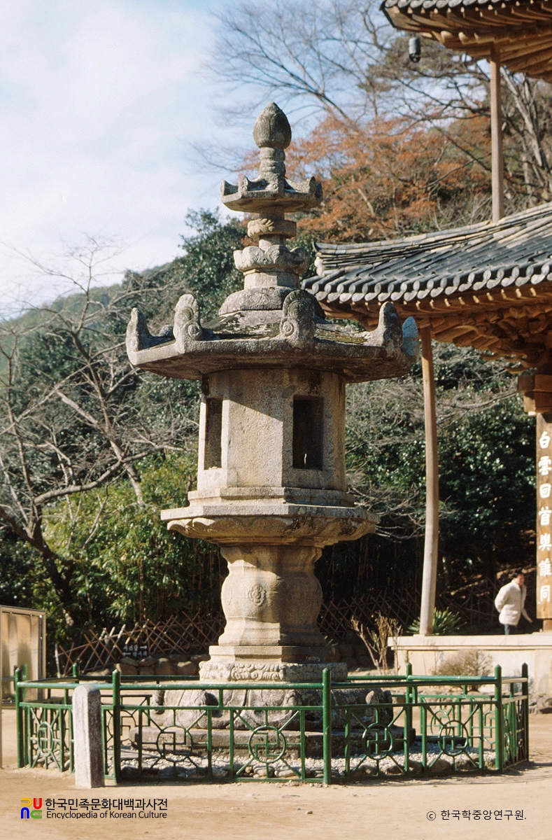 구례 화엄사 각황전 앞 석등