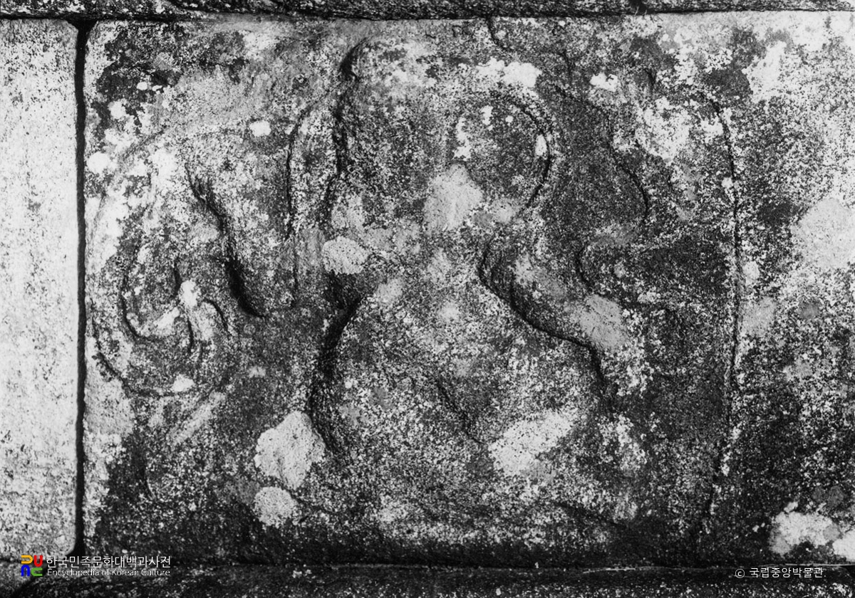 구례 화엄사 사사자 삼층석탑 우측 하부 기단의 천인상