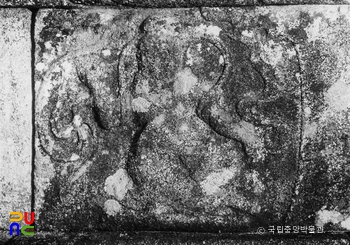 구례 화엄사 사사자 삼층석탑 우측 하부 기단의 천인상