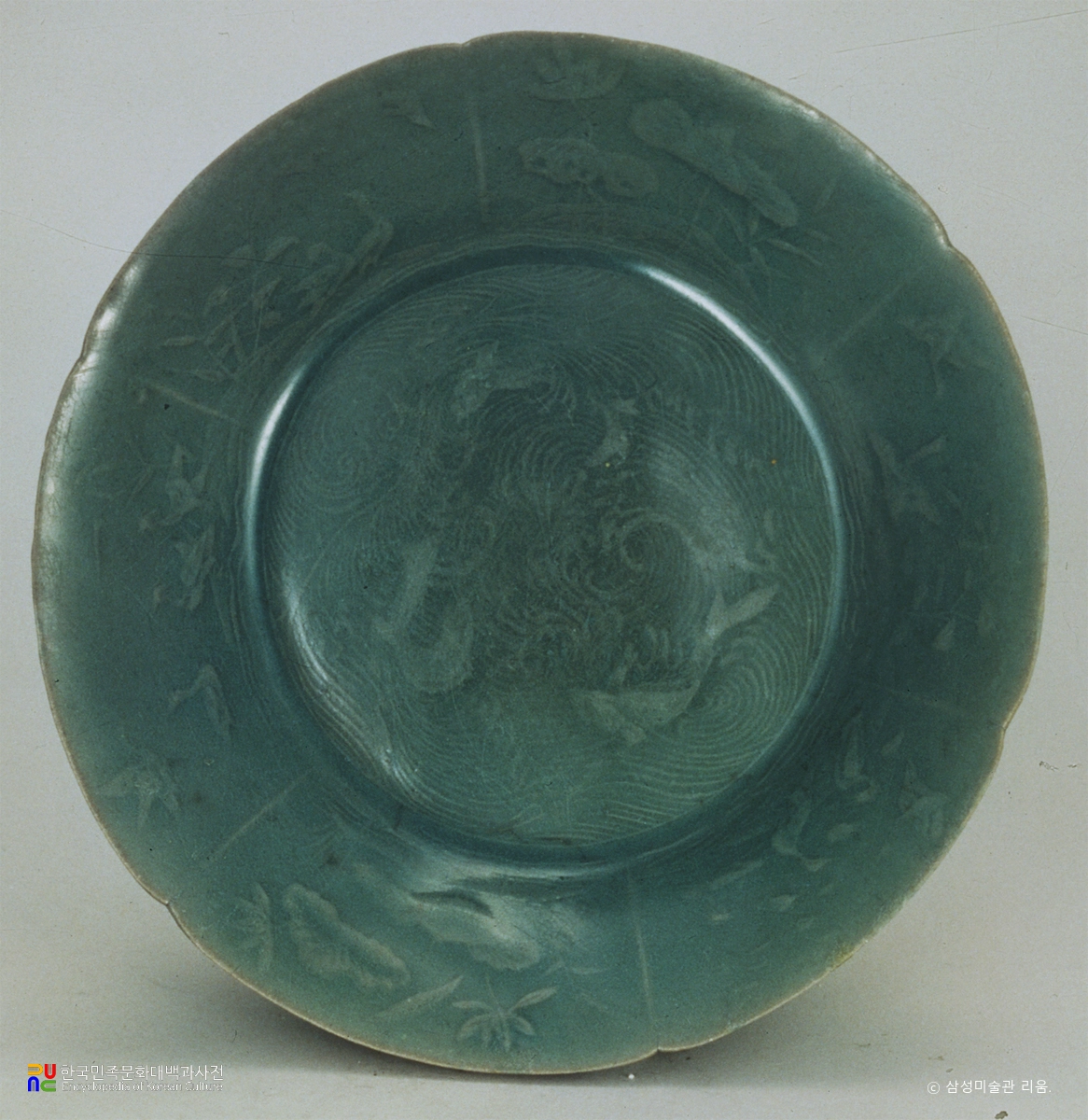 청자 양각연지어문 화형 접시