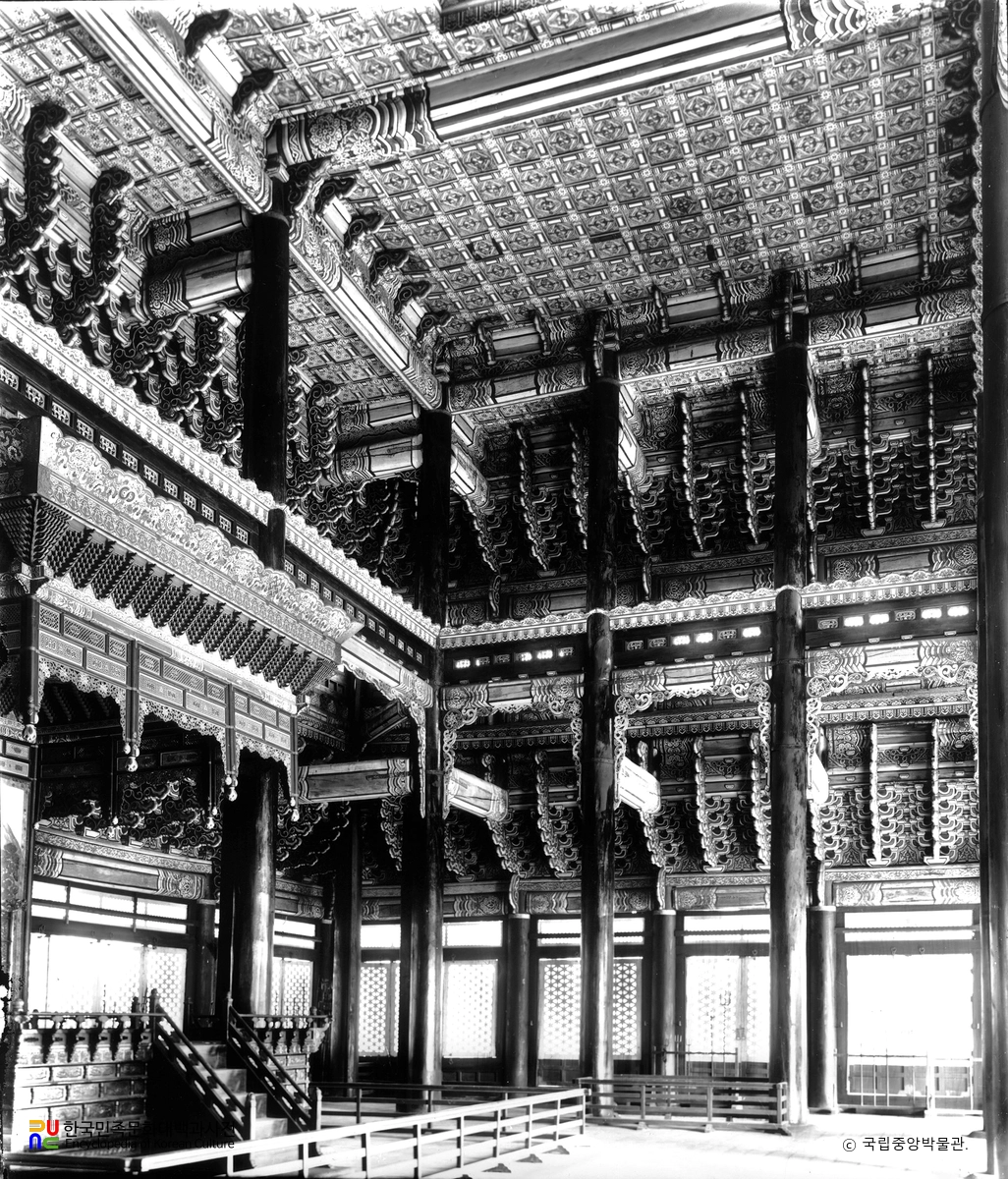 서울 경복궁 근정전 내부