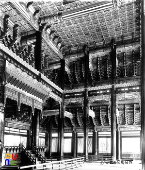 서울 경복궁 근정전 내부