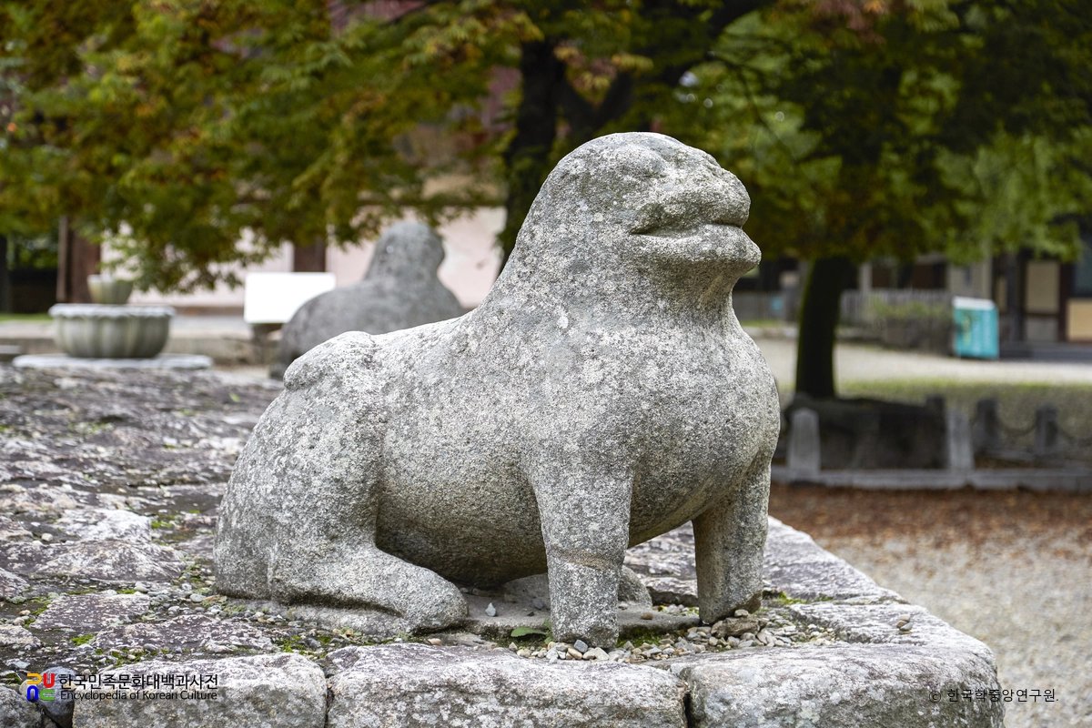 경주 분황사 모전석탑 중 기단 동남쪽 석사자 우측면