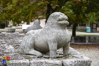 경주 분황사 모전석탑 중 기단 동남쪽 석사자 우측면