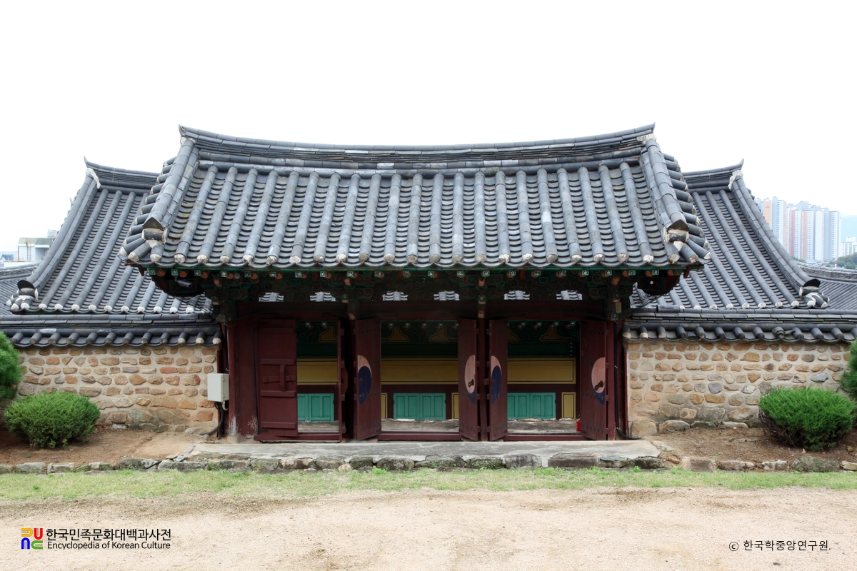 김해향교 내삼문 후면