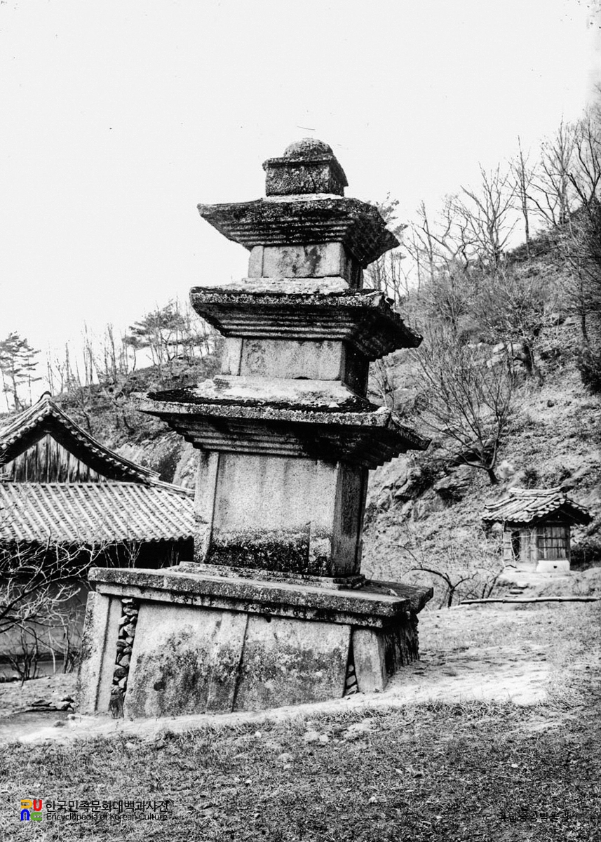 영주 부석사 삼층석탑 좌측면