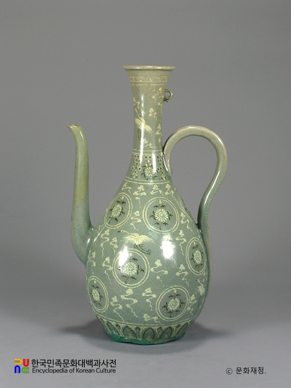 청자 상감 운학국화문 병형 주전자
