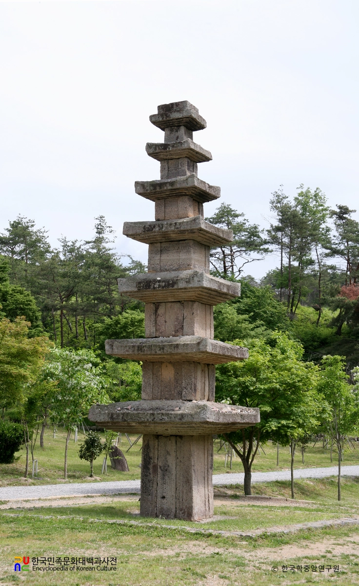 화순 운주사 석조불감 앞 칠층석탑