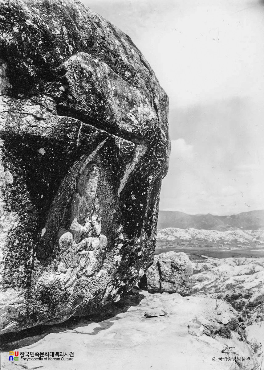 경주 남산 신선암 마애보살반가상