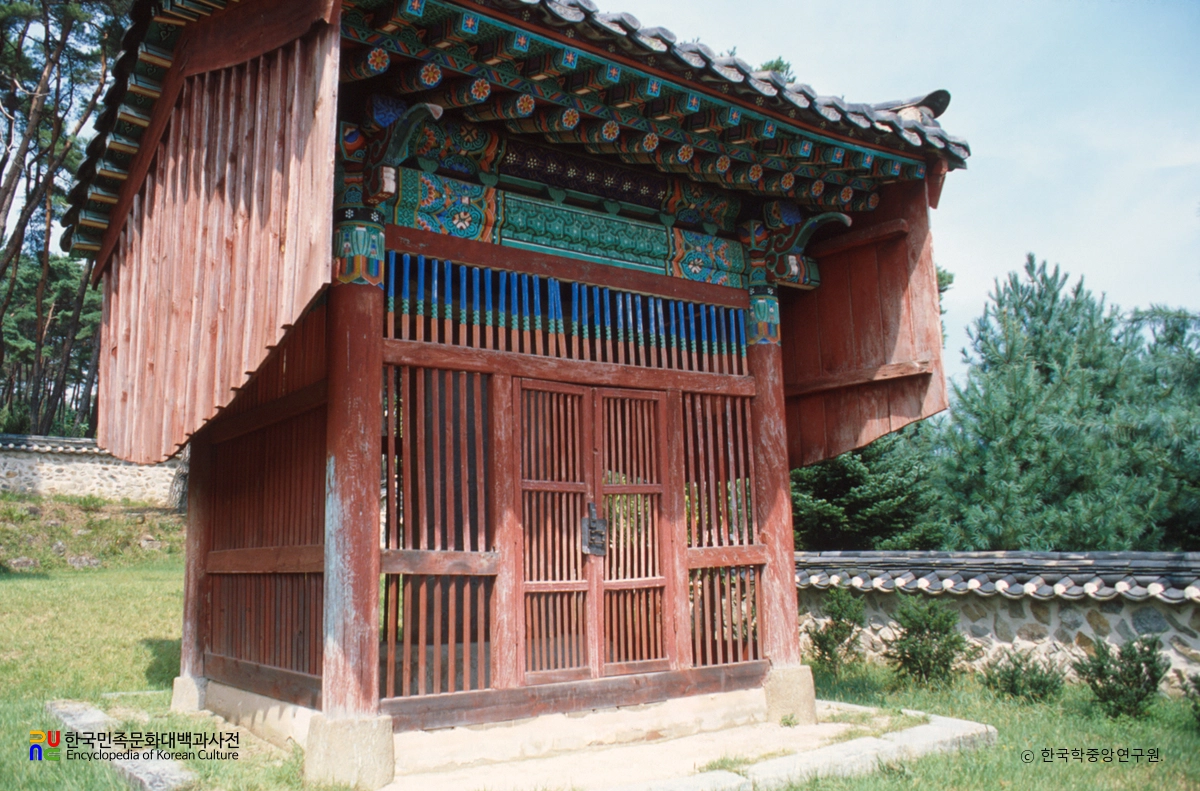 춘천 신장절공 묘역 신도비각 정측면