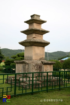 경주 남산동 동서 삼층석탑 중 서삼층석탑 우측 후면 팔부중