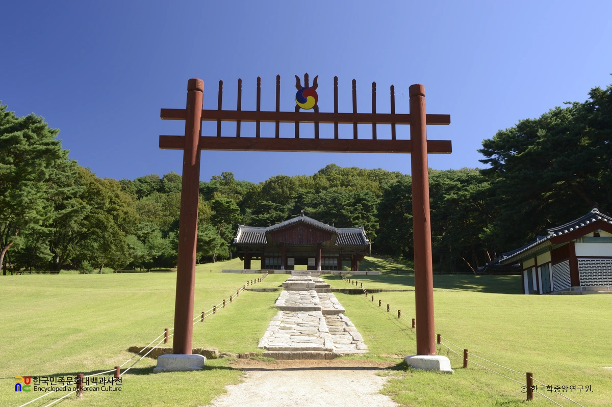 고양 서오릉 중 익릉의 홍살문과 정자각
