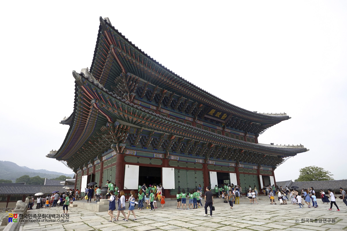 서울 경복궁 근정전 정측면