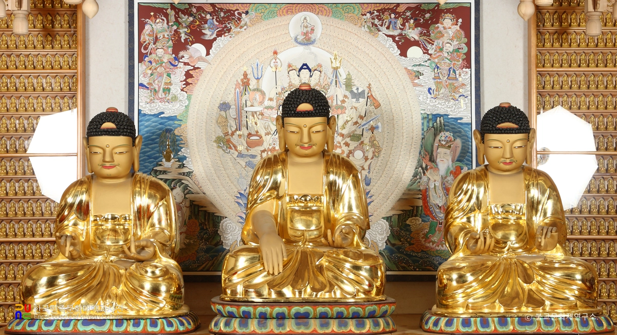 화성 용주사 대웅보전 목조 삼세불 좌상