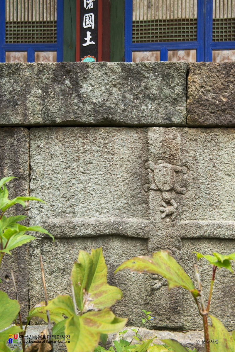 청도 대적사 극락전의 대석