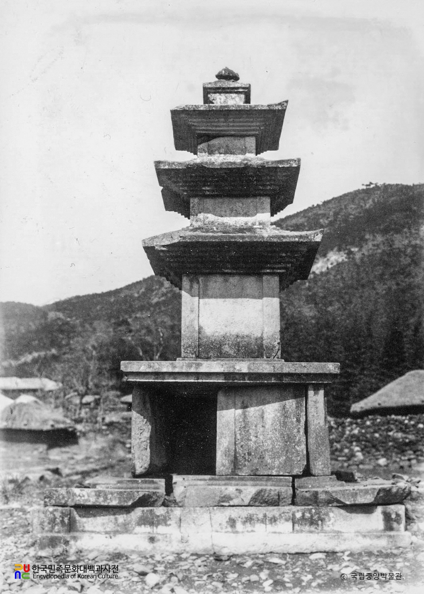 산청 단속사지 서 삼층석탑 정면