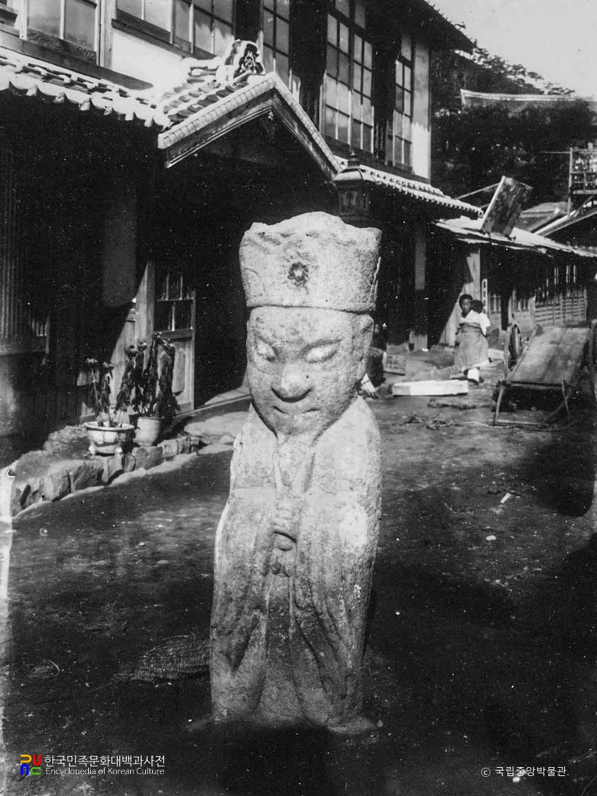 여수 석인 정측면