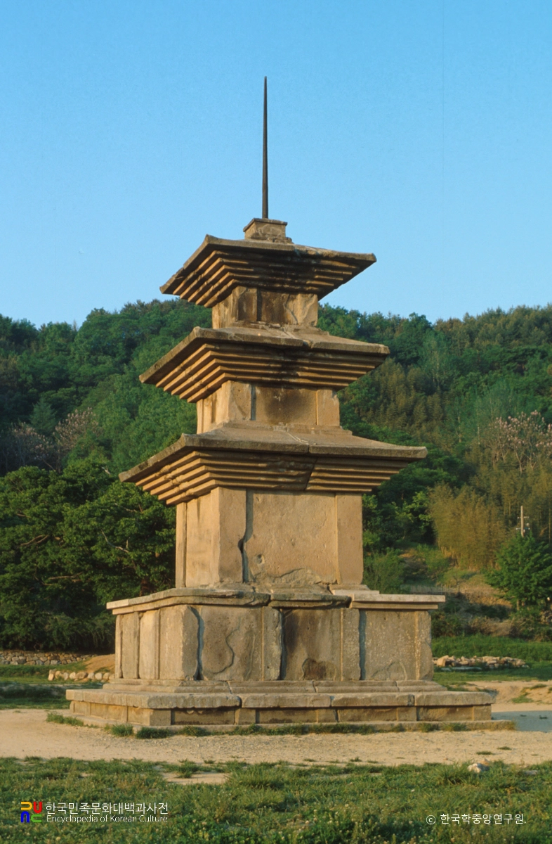 경주 감은사지 동서 삼층석탑 중 동삼층석탑 정측면