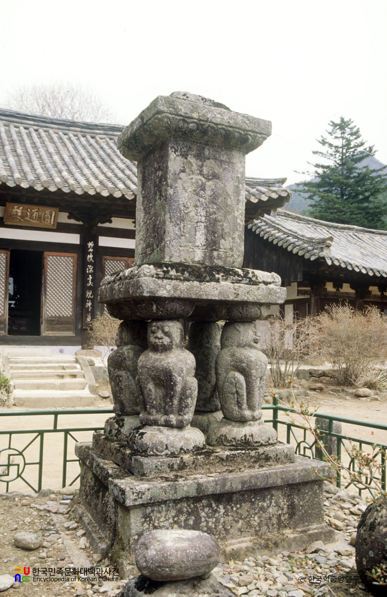 구례 화엄사 원통전 앞 사자탑 우측면