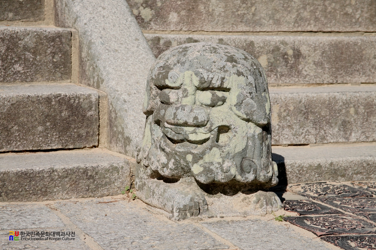 부산 범어사 대웅전 계단 석수
