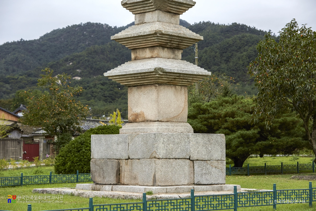 경주 남산동 동서삼층석탑 중 동삼층석탑 기단부 후측면