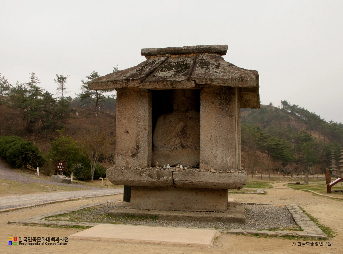 화순 운주사 석조불감