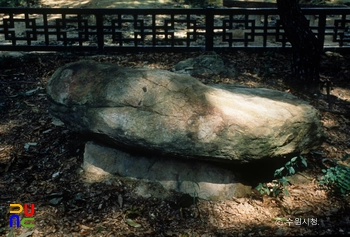 수원 팔달산 지석묘 정면
