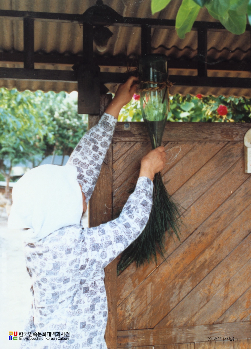 기우제 / 물병 거꾸로 매달기