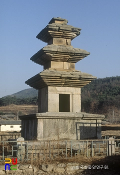 구미 낙산리 삼층석탑 정측면