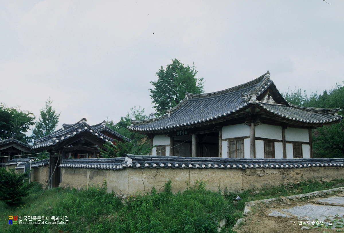 봉화 구만서원 담장과 본채 좌측면