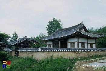 봉화 구만서원 담장과 본채 좌측면