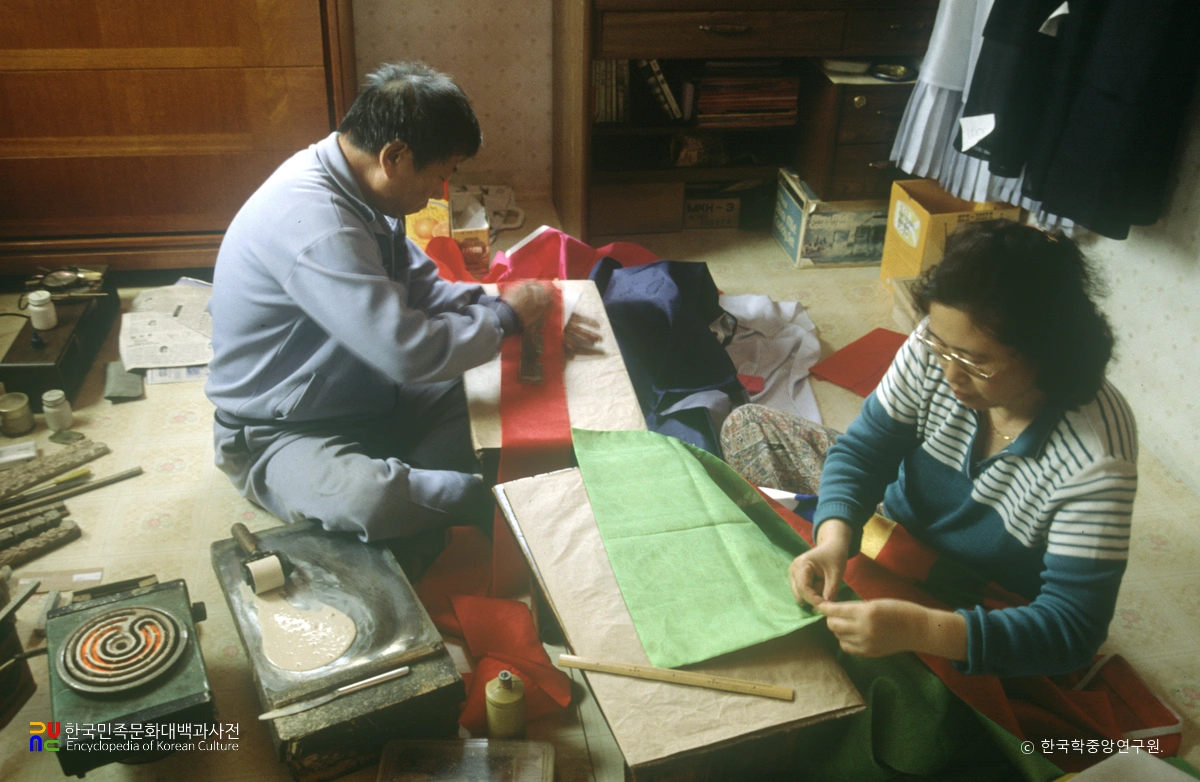 금박 찍기 / 금박 자리를 잡음