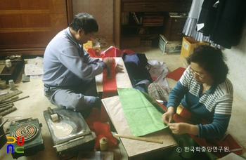 금박 찍기 / 금박 자리를 잡음