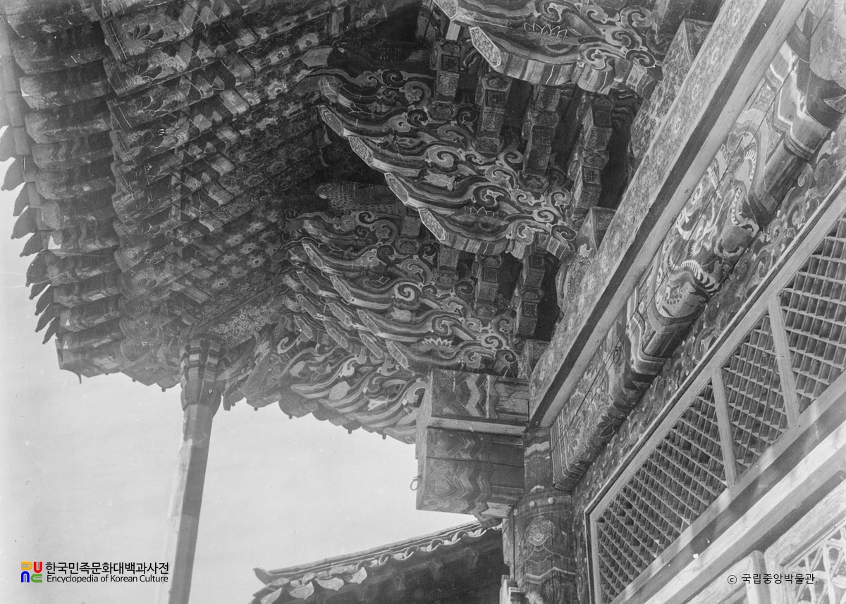 강원 고성 유점사 중 능인보전 처마