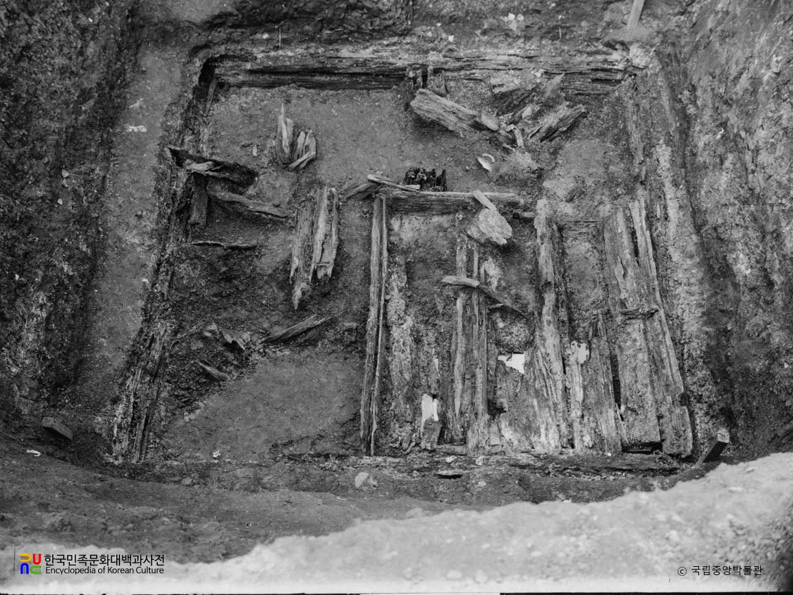 평안남도 대동군 석암동 201호분 목곽 내부