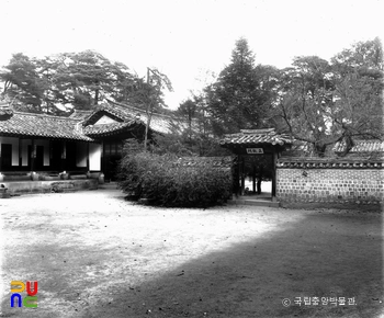 서울 창덕궁 후원 연경당 안마당