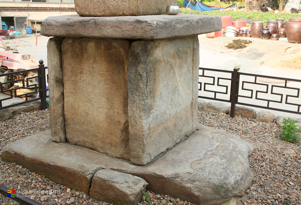 괴산 보안사 삼층석탑 / 지대석과 기단부