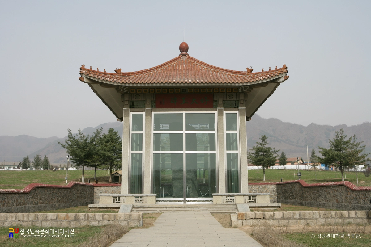 집안 광개토왕릉비의 비각