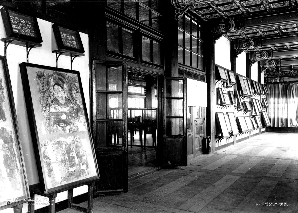 서울 경복궁 수정전 내 중앙아시아 유물 전시 장면